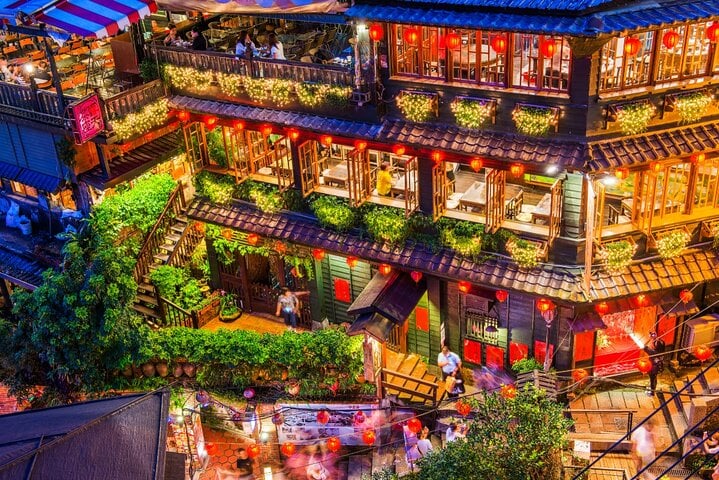 赤い提灯が灯る九份の茶楼と、趣のある夜の街並み